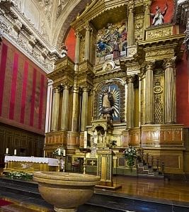 parroquia-de-santiago-el-mayor-altar-y-pila-bautismal